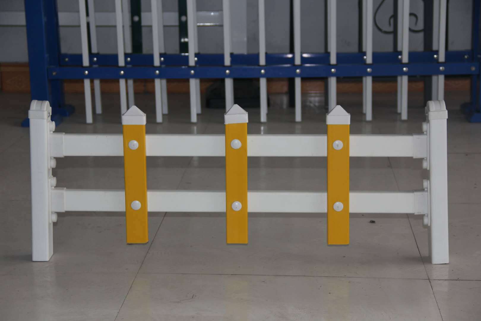 PVC塑鋼草坪護(hù)欄 市政綠化、社區(qū)園藝與校園環(huán)境的守護(hù)者